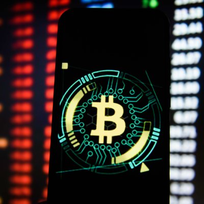 Bitcoin se dispara mientras las acciones caen: ¿Será esta vez diferente?