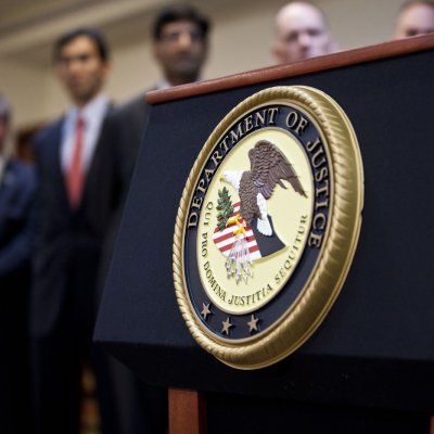 Detenidos los fundadores de SafeMoon: la SEC presenta cargos y el DOJ retira la acusación